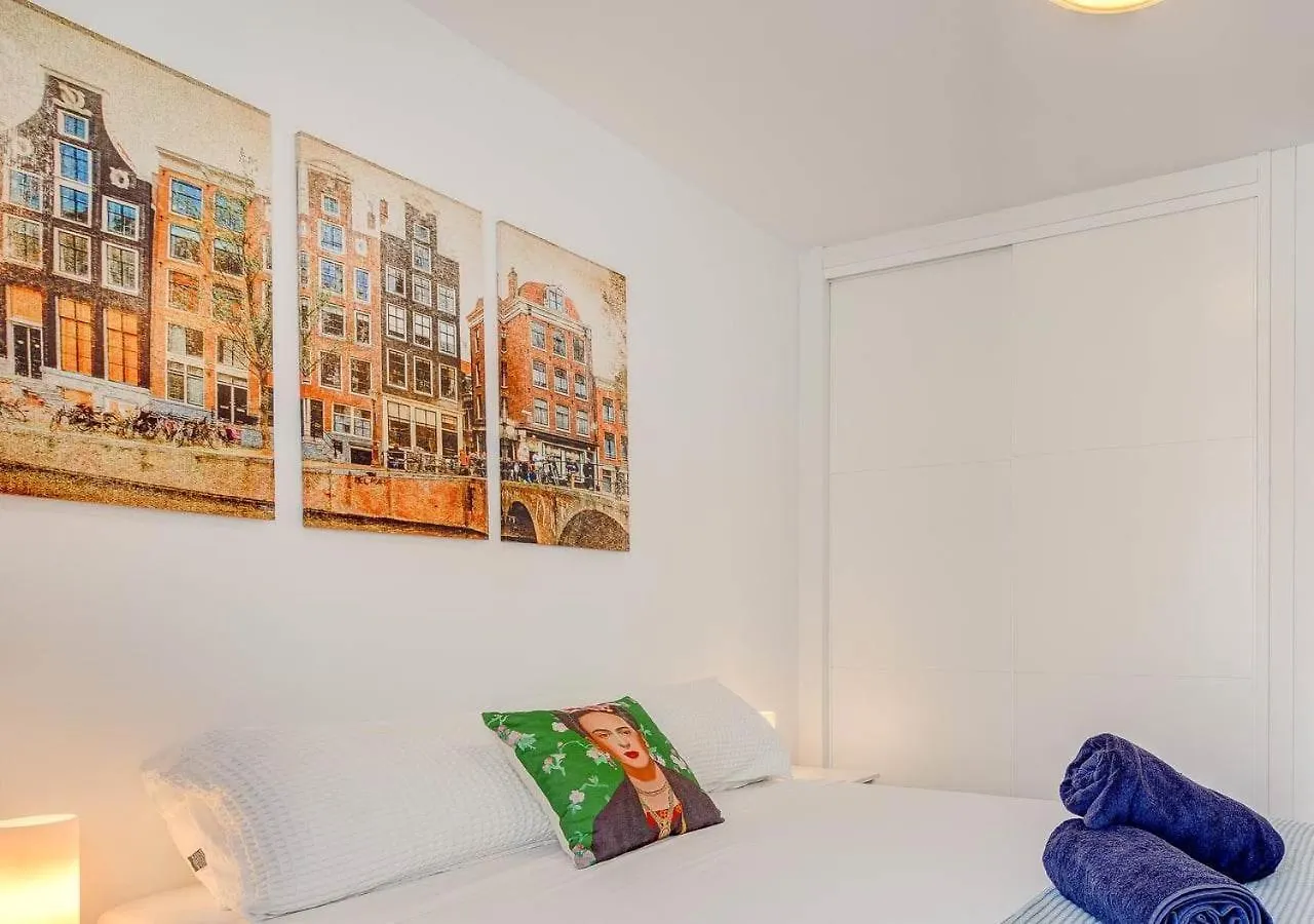 Stylish Flat And Pool With 3 Rooms, Sleeps 6, Los Cristianos Los Cristianos  Los Cristianos (Tenerife)