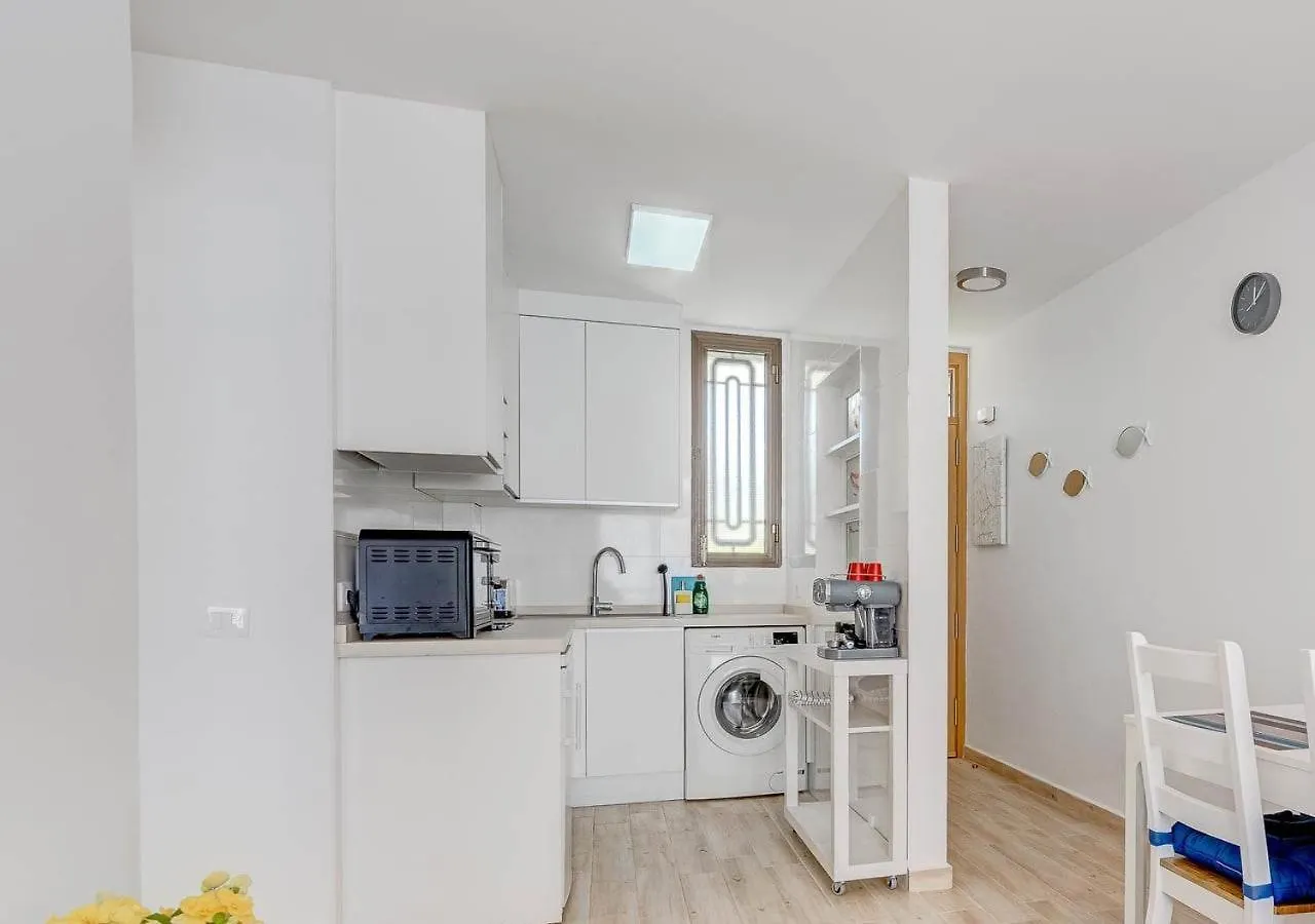 Apartment Stylish Flat And Pool With 3 Rooms, Sleeps 6, Los Cristianos Los Cristianos