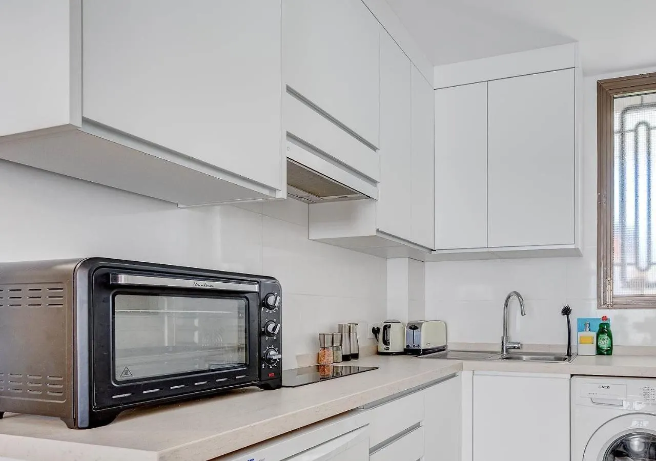 Stylish Flat And Pool With 3 Rooms, Sleeps 6, Los Cristianos Los Cristianos  Apartment Los Cristianos (Tenerife)